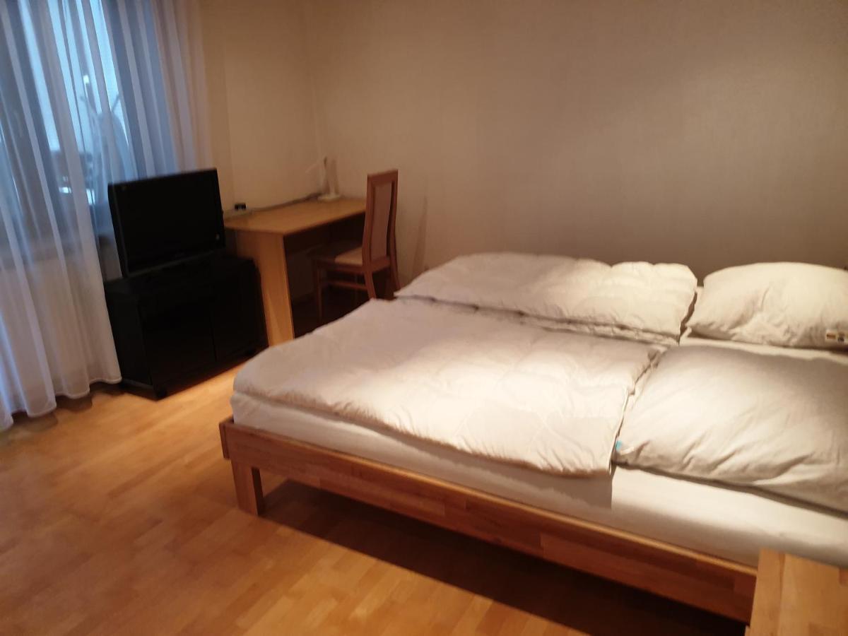 קונסטנץ Wohnung Fuer 4 Personen, 2 Schlafzimmer, 2 Parkplaetze, Wlan מראה חיצוני תמונה
